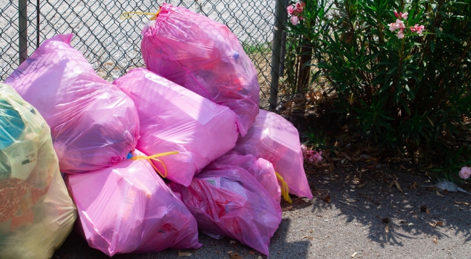 Chega de sacos de lixo grátis. Não é ecológico nem econômico.