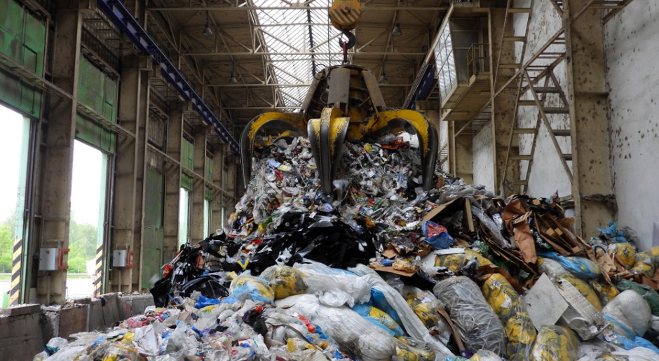 Eles estão convencendo os moradores a construir um incinerador. Os preços do aquecimento e da coleta de lixo cairão.