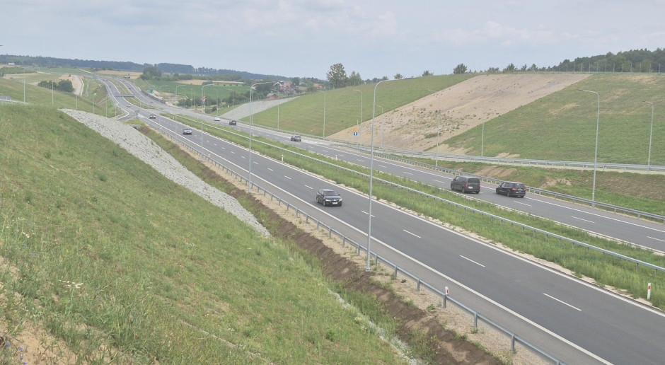 More interchanges have opened on a major expressway, allowing drivers to travel faster.