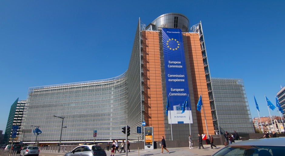 De Europese Commissie wacht op opheldering over het KPO-schandaal en zal vervolgens actie ondernemen.
