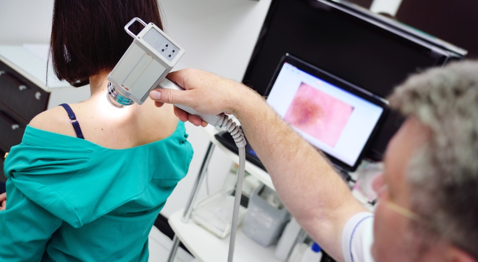 Vale la pena revisarse los lunares en verano. Un dermatólogo explica cómo funciona la dermatoscopia y por qué es importante.