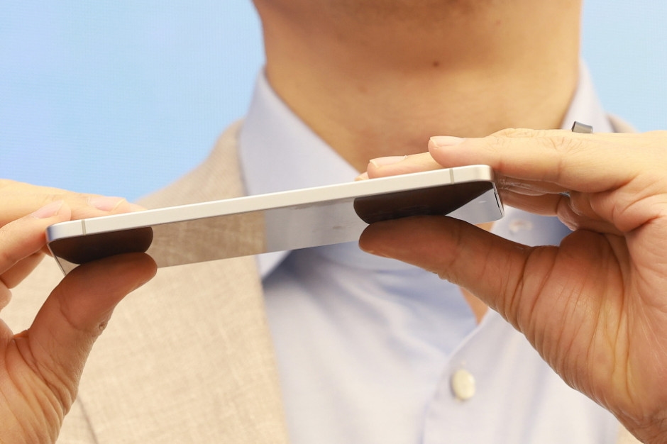 This is how Samsung wants to beat Apple. It showed its thinnest smartphone - we can also buy it in Poland
