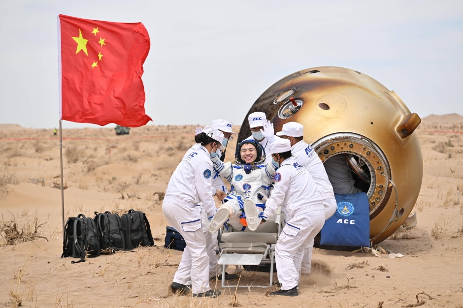 The Chinese are hot on the heels of the US. The space race is picking up pace.