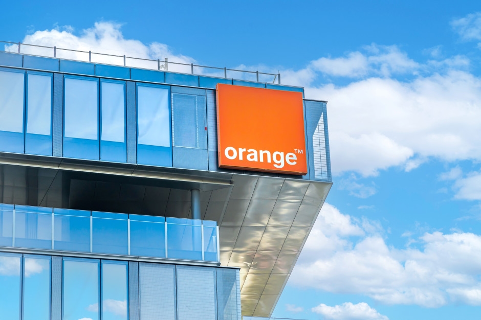 Orange reports profit growth in the first half of the year. The operator has ambitious plans.