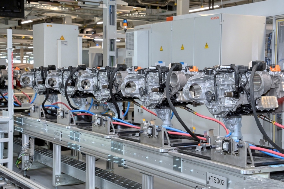 L'azienda tedesca punta sui moderni motori elettrici. La produzione in serie è iniziata.