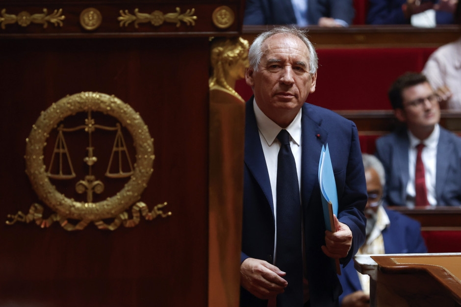 O governo francês caiu. "Nada mudará. Os mesmos problemas e ameaças permanecerão."