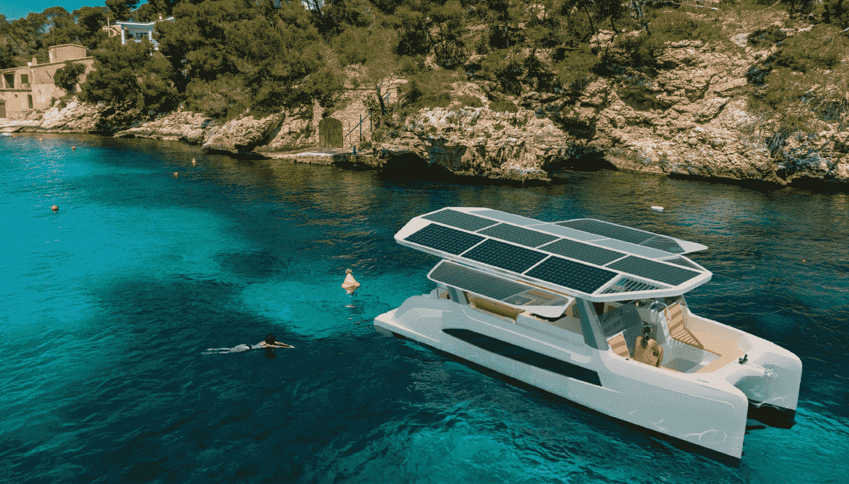 Rent a boat, the boom of slow tourism from Capri to the lakes