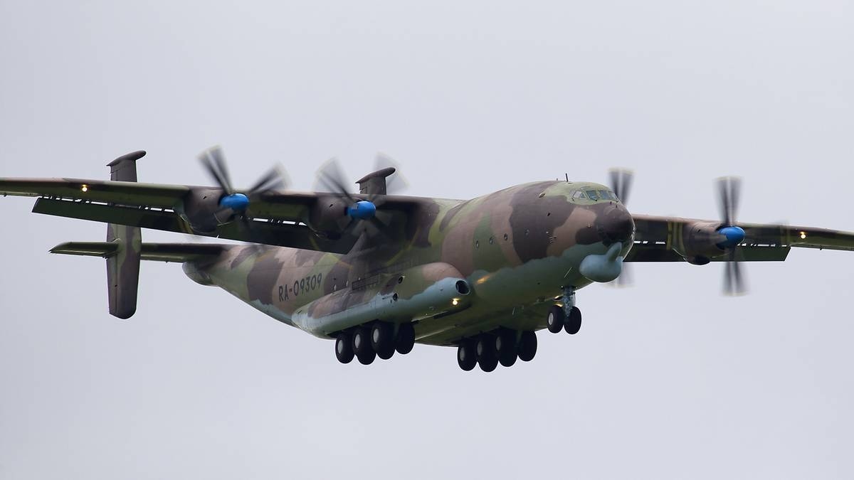 Avión militar se estrelló después del despegue. Hay muchas víctimas