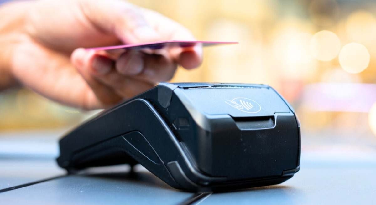 Un esperto di tecnologia mette in guardia dai gravi rischi a cui tutti vanno incontro quando pagano con carta: "Ha iniziato a fare fatica con il lettore di carte".