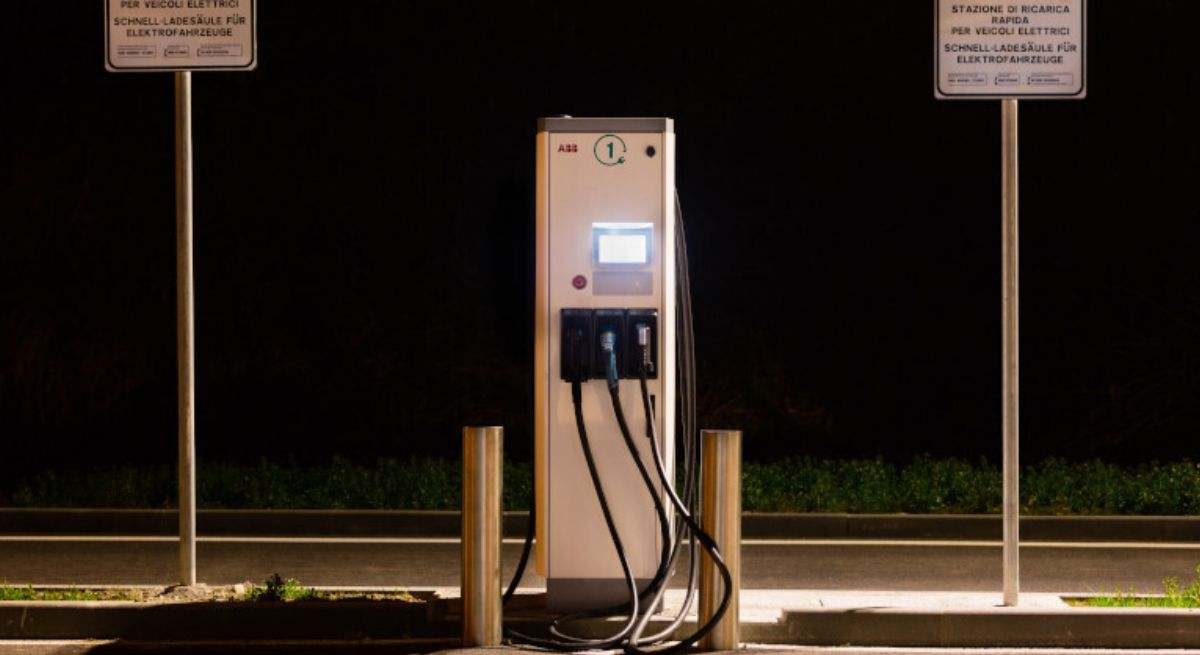 Gli Stati Uniti congelano il futuro dei veicoli elettrici: smantellata la rete governativa di veicoli e caricabatterie