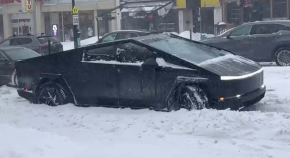 Cybertruck blamiert sich: Teslas Pickup bleibt beim Überholen durch Nutzfahrzeuge im Schnee stecken