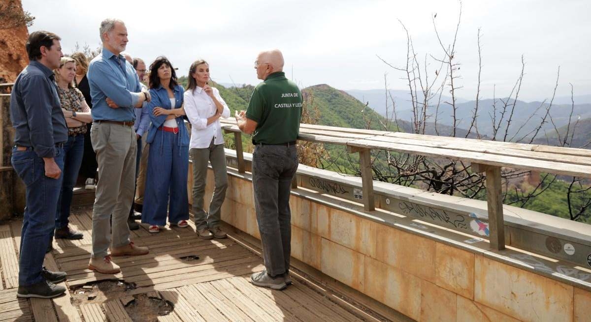 Felipe VI, "devastado" após ver a "dimensão da tragédia" dos incêndios em Las Médulas: "Ainda há muito a fazer".