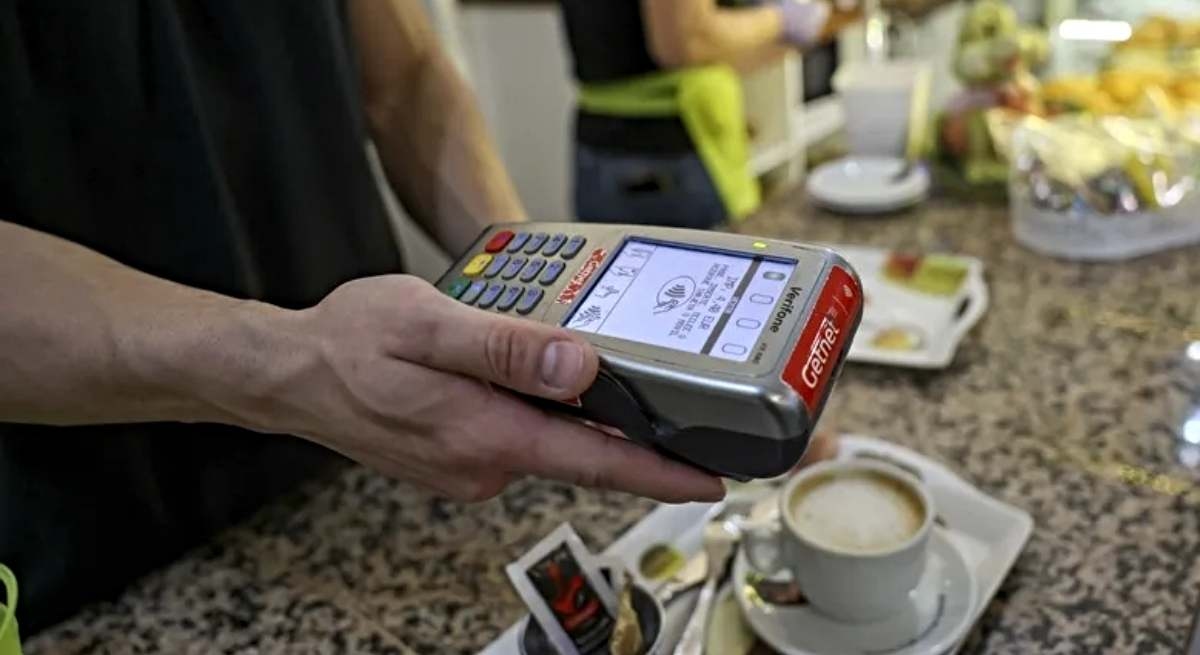 Obywatele strefy euro wolą płacić kartą, ponieważ liczba bankomatów stale maleje