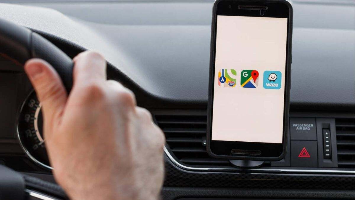 Study shows that those who use Google Maps and Waze while driving are more likely to be fined