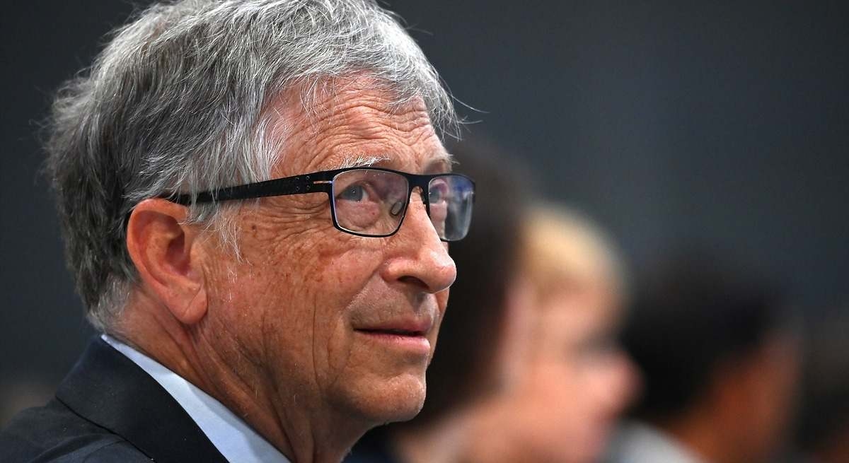 Bill Gates urges us to prepare for what lies ahead with artificial intelligence in the next decade: "It's something very profound and a little scary."