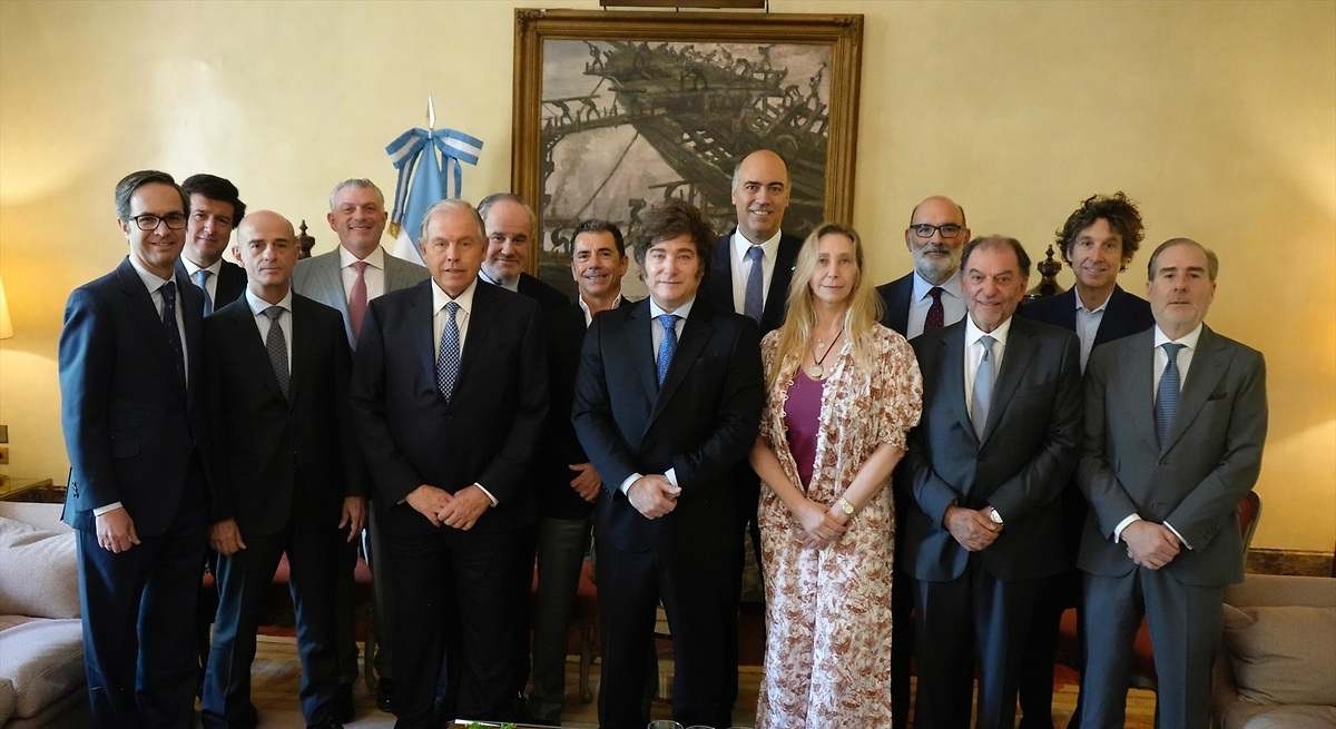 Milei se reúne en Madrid con una decena de empresarios de sectores clave