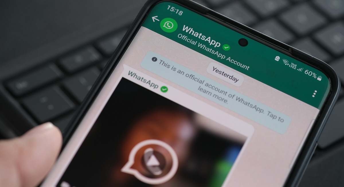 O Congresso dos EUA proíbe funcionários de instalar o WhatsApp devido a riscos de segurança cibernética.