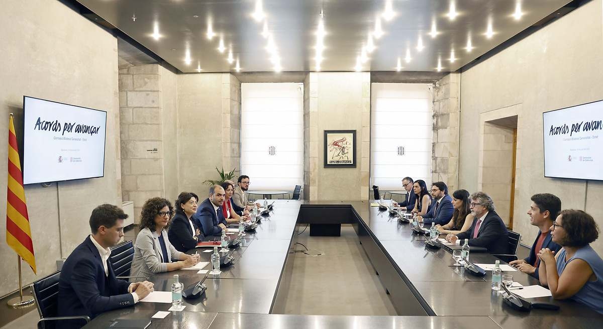 The Government and the Generalitat (Catalan Government) agree on a unique financing agreement for Catalonia, extending it to the rest of the autonomous regions, which will allow it to collect even more taxes and expand its own Treasury.