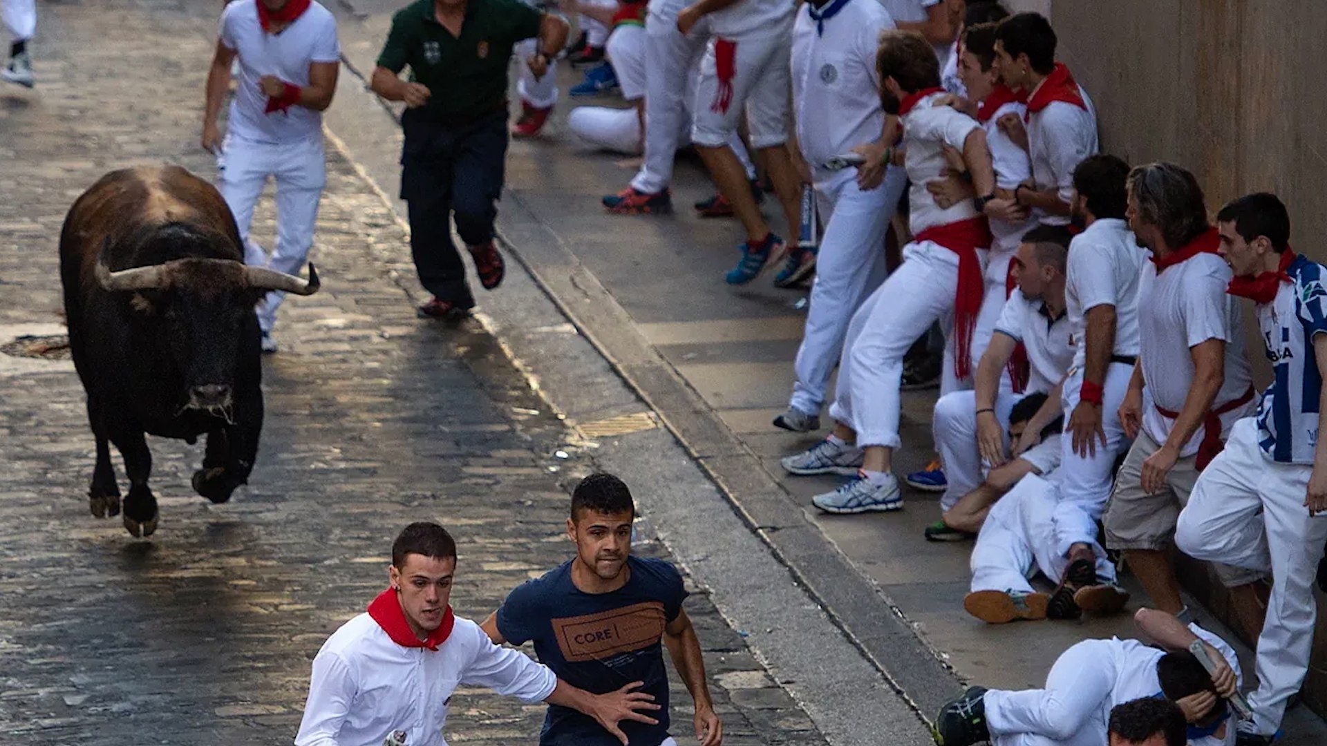 Pierwszy wyścig byków na San Fermín | Byki Fuente Ymbro wyrywają się do biegu w Santo Domingo, ujawniając słabości byków na tym odcinku.