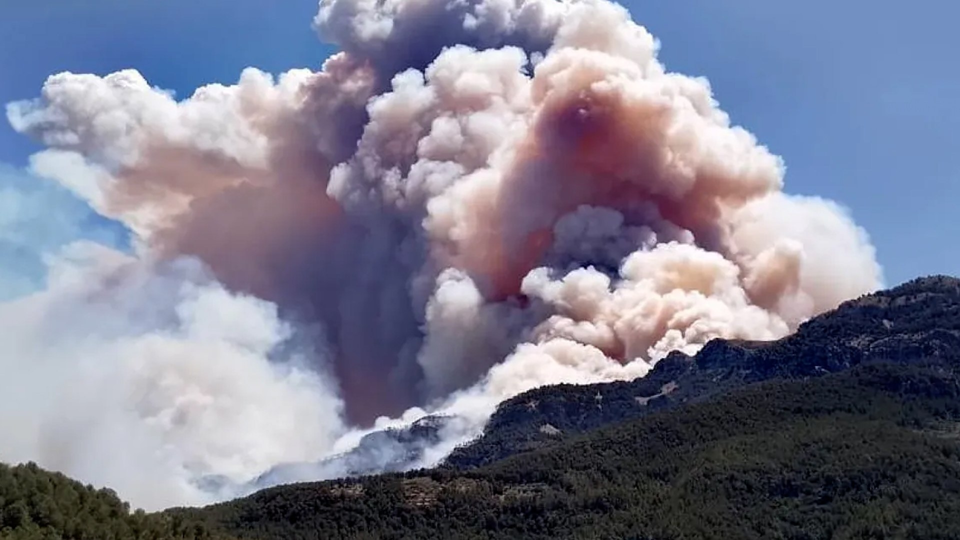 Illa requests the intervention of the EMU after the Paüls fire (Tarragona) worsened due to the wind.