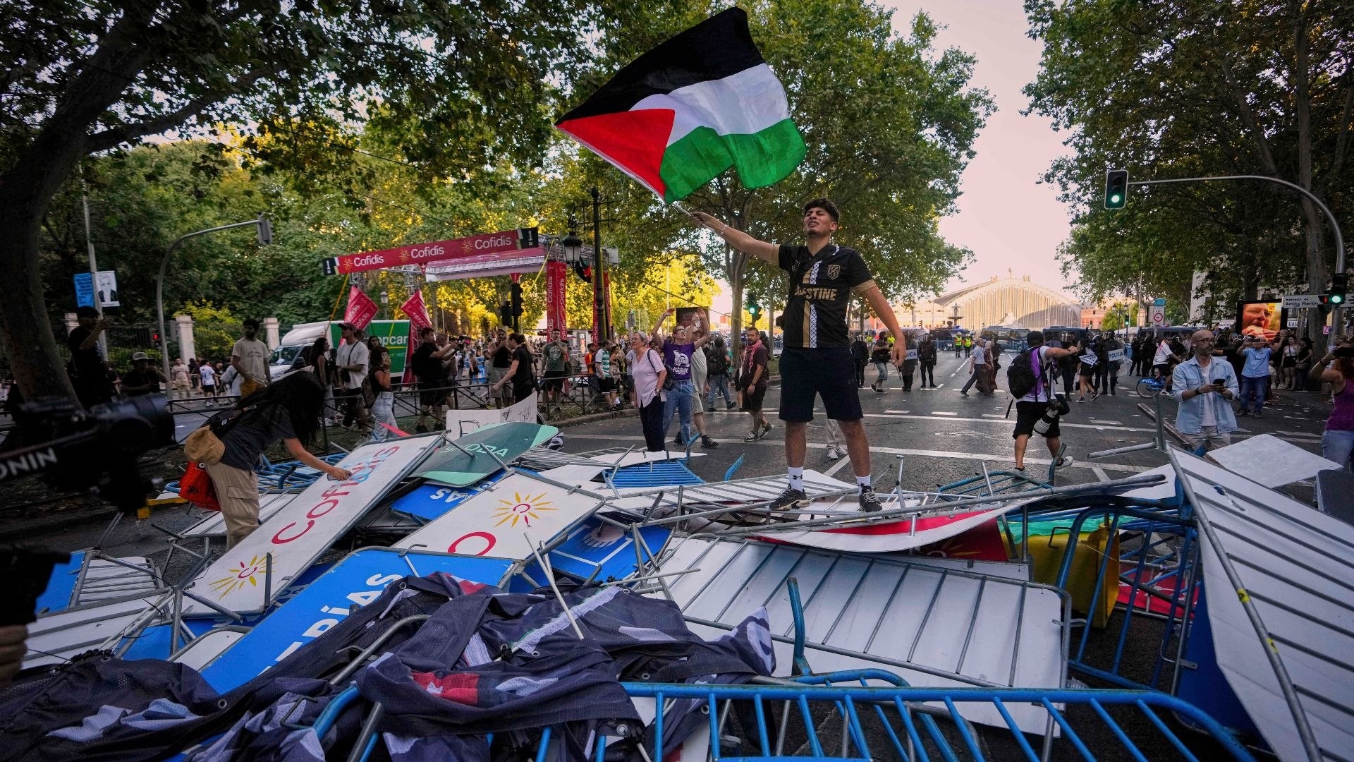 La cancelación de la última etapa de La Vuelta por las protestas propalestinas desata una batalla política