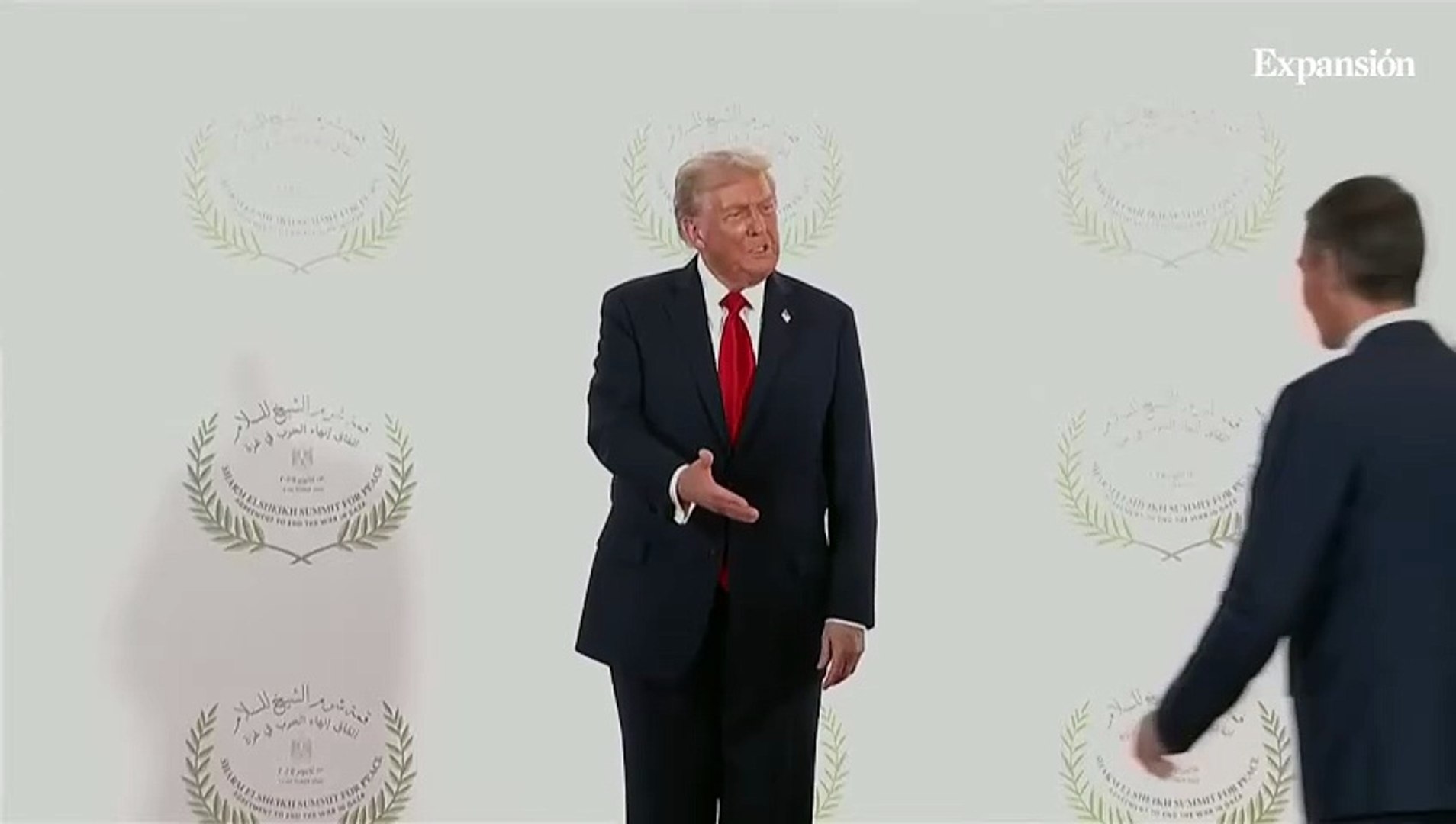Trump cumprimenta Sánchez cordialmente e o questiona sobre gastos com defesa.
