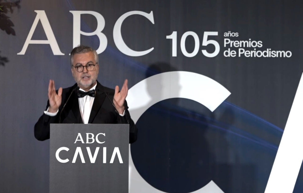 Carlos Alsina, Gewinner des Luca de Tena-Preises: „Ich habe die Printmedien gegen das Radio eingetauscht und seitdem nicht mehr aufgehört zu schreiben.“
