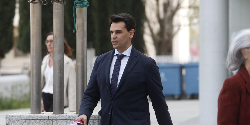O parceiro de Díaz Ayuso pede quatro anos de prisão e a desqualificação do procurador-geral por revelar segredos.