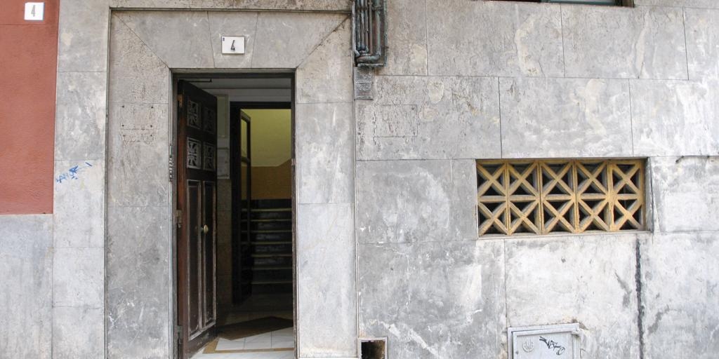 A polícia prendeu um homem em Gijón após encontrar o corpo de uma mulher no lixo de sua casa.