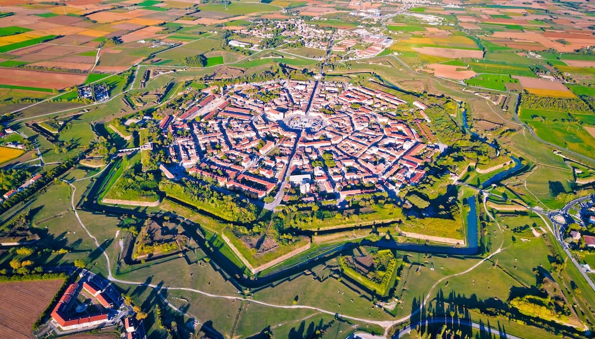 Pedalando tra i borghi: l’Italia più autentica svelata dal Giro d’Italia 2025