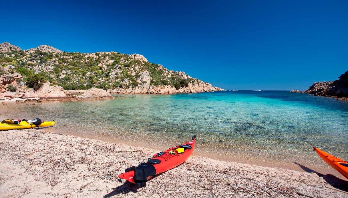 Cala Brigantina, ukryta plaża Caprery, gdzie czas się zatrzymuje, a przyroda oddycha.