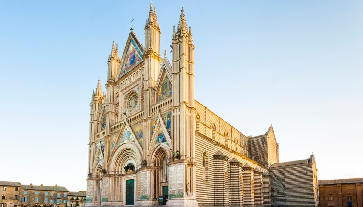 Kuzeybatı Geçidi'ndeki muhteşem Orvieto Katedrali kahramanı