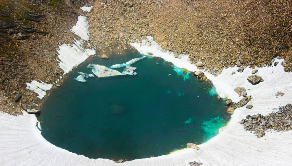 Roopkund, inanılmaz bir sırrın bekçisi olan iskelet gölüdür