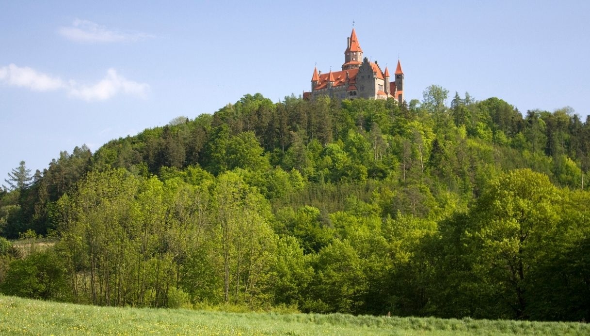 Castelo de Bouzov, um conto de fadas gótico escondido nas florestas