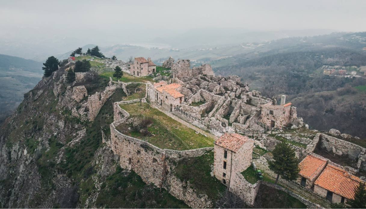Las calles de Gessopalena Vecchia: un viaje a través del pasado y el silencio.
