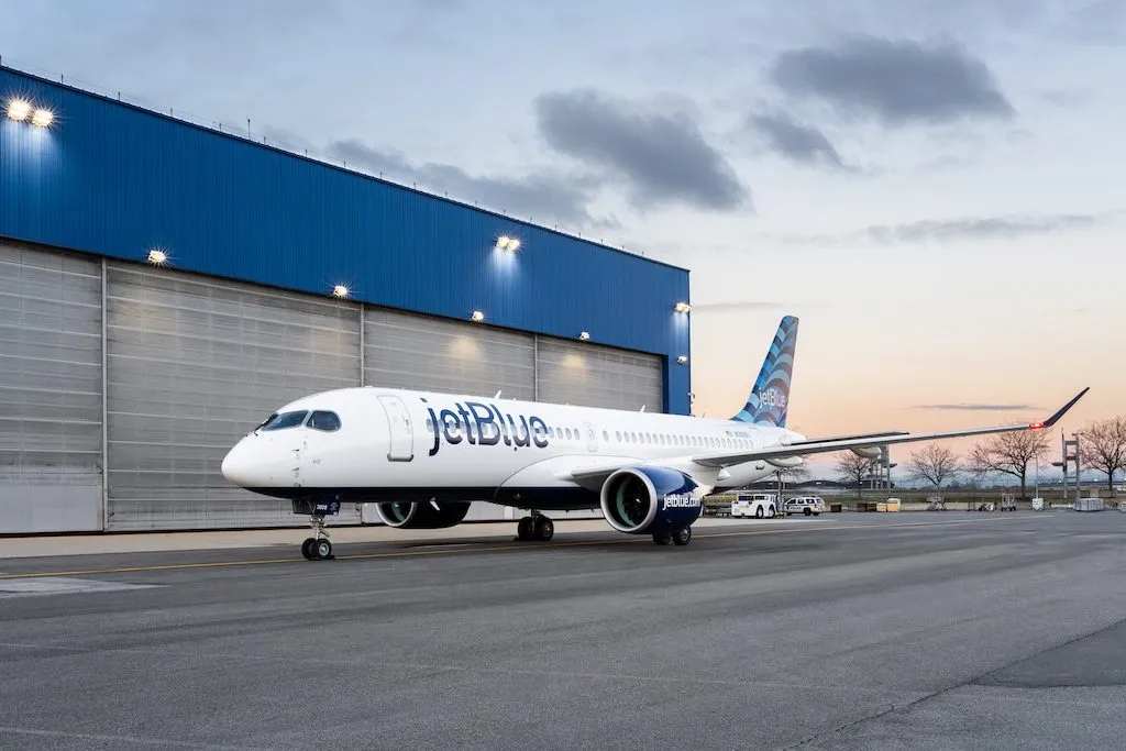 La venta de capital riesgo de JetBlue, las tarifas de limpieza de Airbnb y el impacto del comercio social