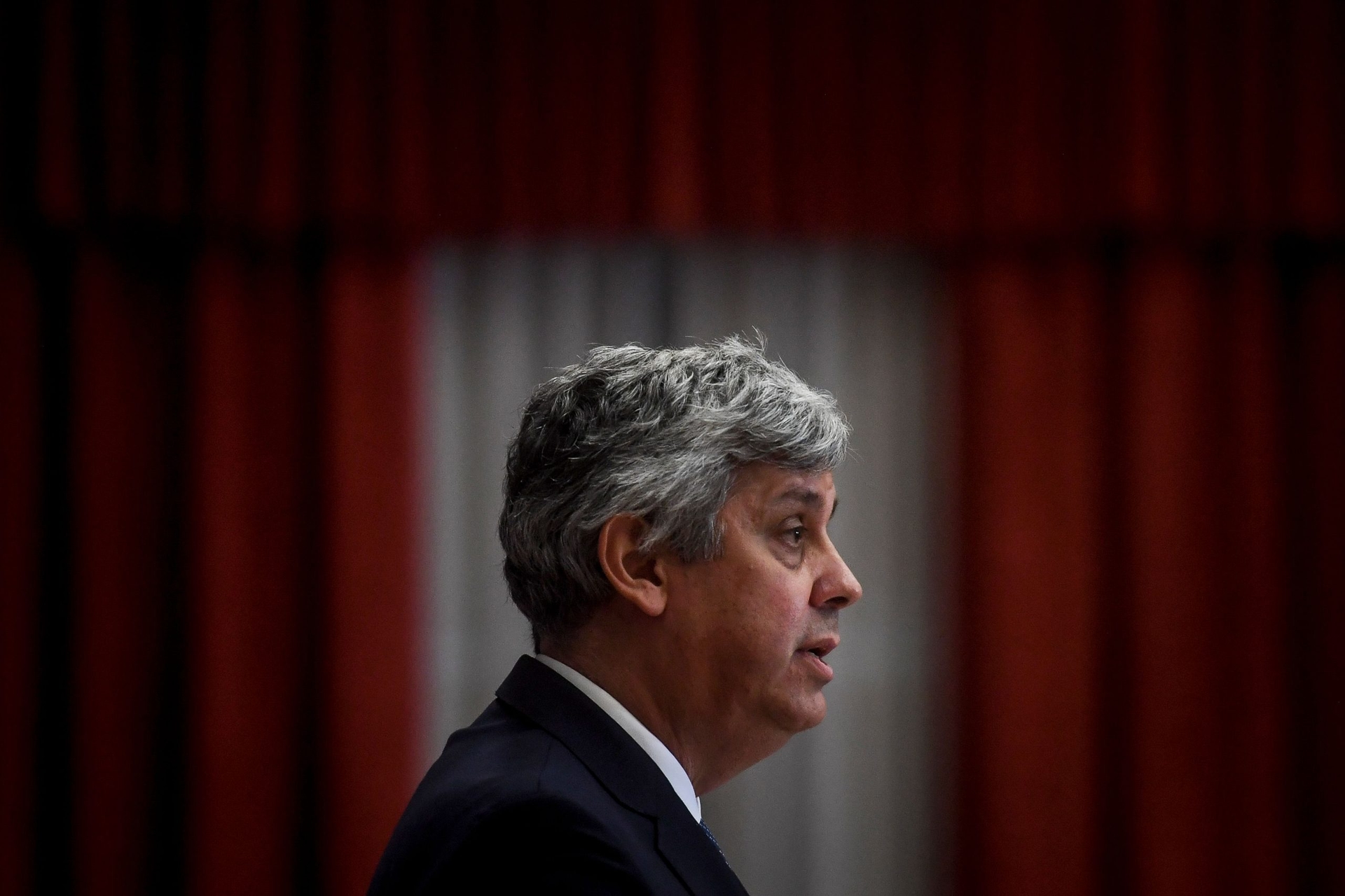 Riscos levam Centeno a pedir ‘estabilidade em Portugal’