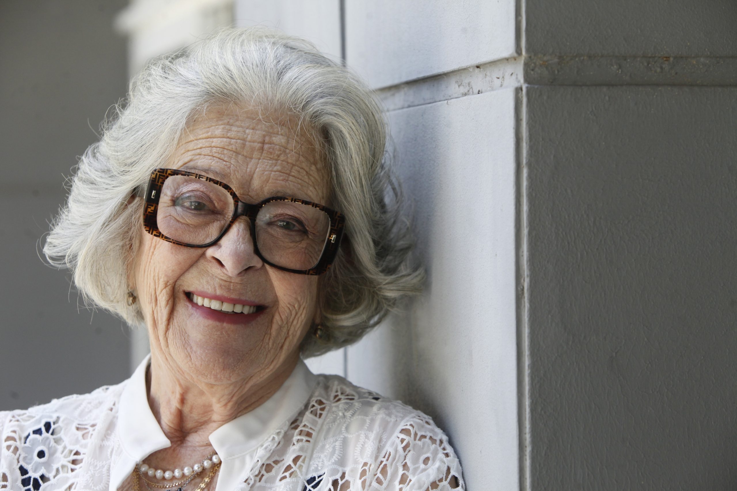 Simone de Oliveira. "Non sono comprabile in nessun modo. Forse solo per un pacchetto di sigarette".