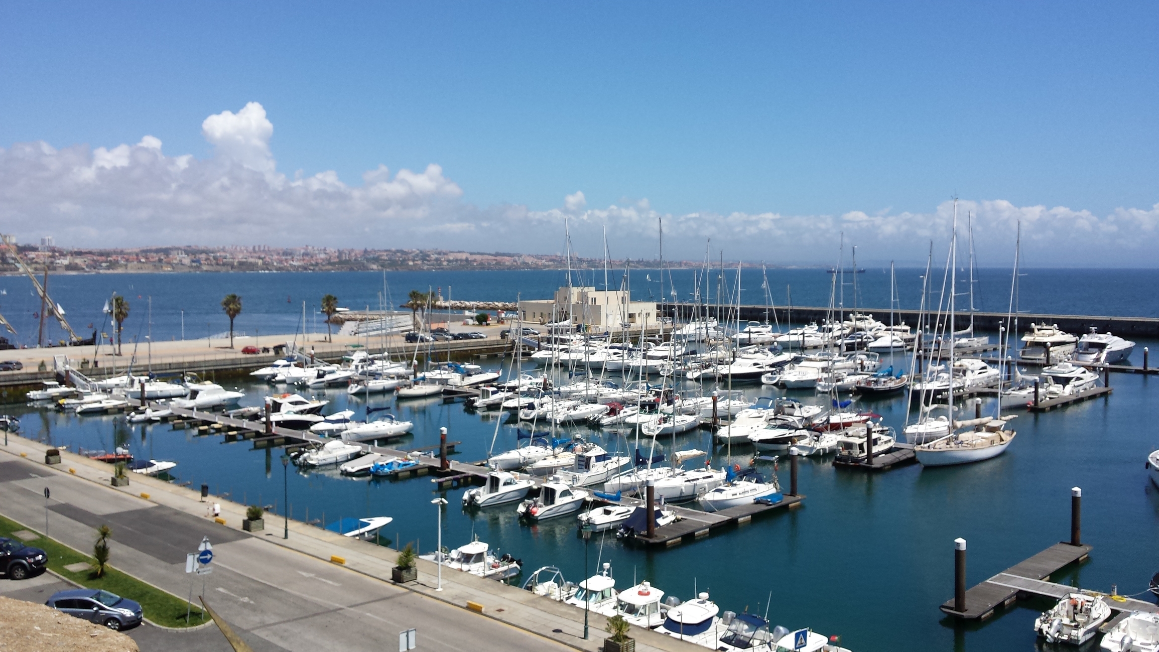 Statek zatonął po pożarze w marinie Cascais