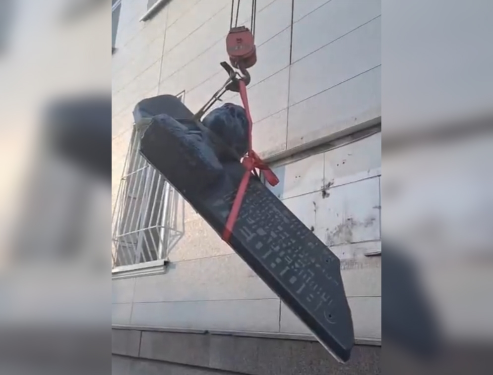 Un bassorilievo dell'ex leader regionale Pavel Leonov è stato rimosso dall'edificio del tribunale regionale di Yuzhno-Sakhalinsk