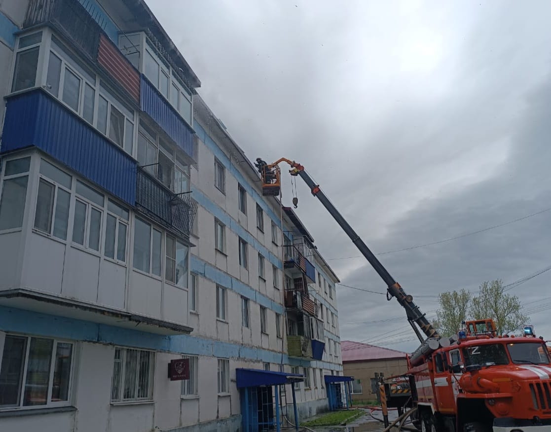 Il tetto danneggiato dall'incendio di un condominio ad Aleksandrovsk-Sakhalinsky è in fase di preparazione per le riparazioni