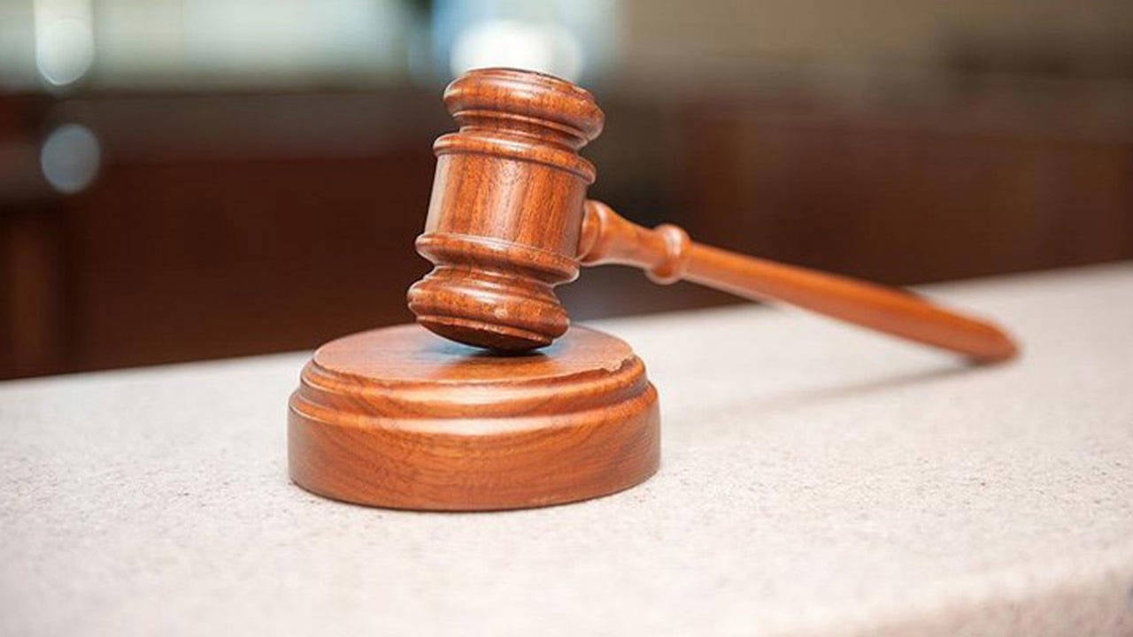 120.000 personas están bajo control judicial