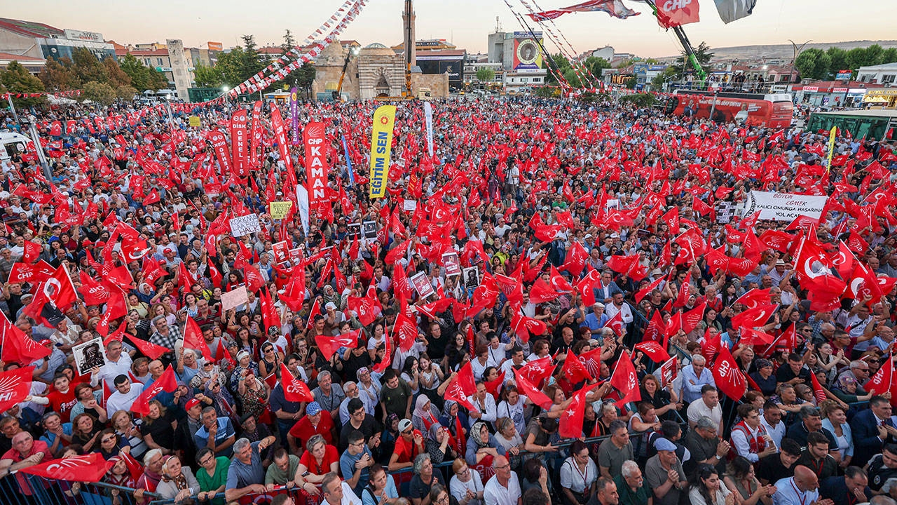 Her hamlelerinde halk karşılarında