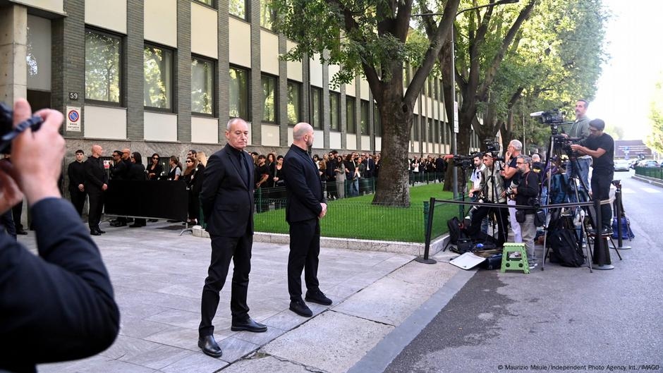 Lunghe code alla bara di Giorgio Armani