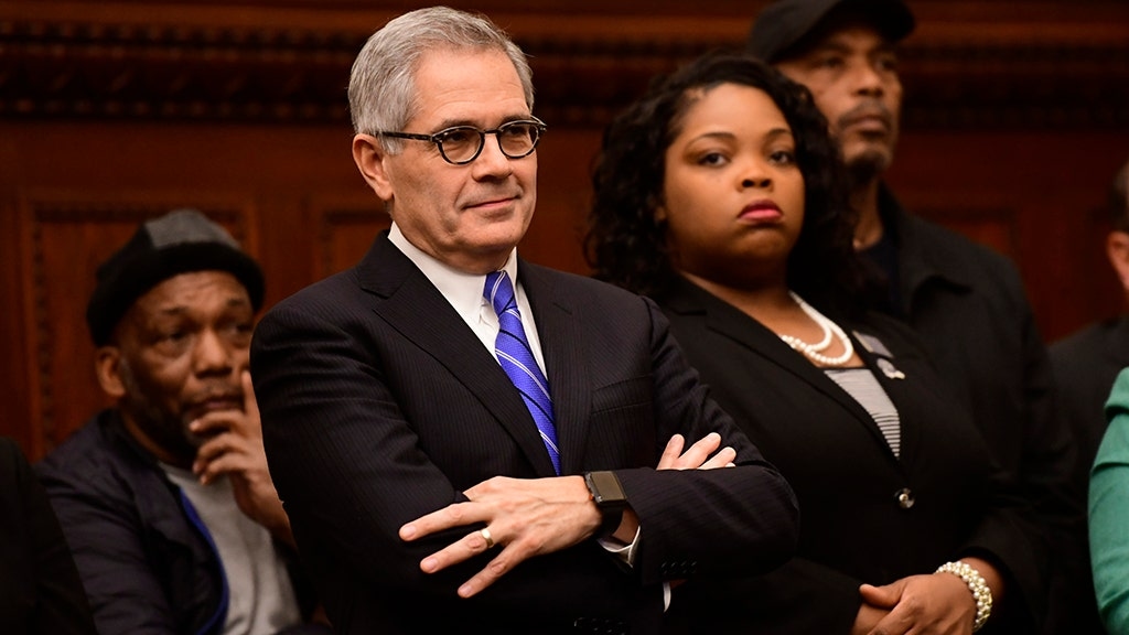 Il procuratore distrettuale di Filadelfia sostenuto da Soros sopravvive alle primarie, ma il GOP potrebbe avere qualche problema in vista