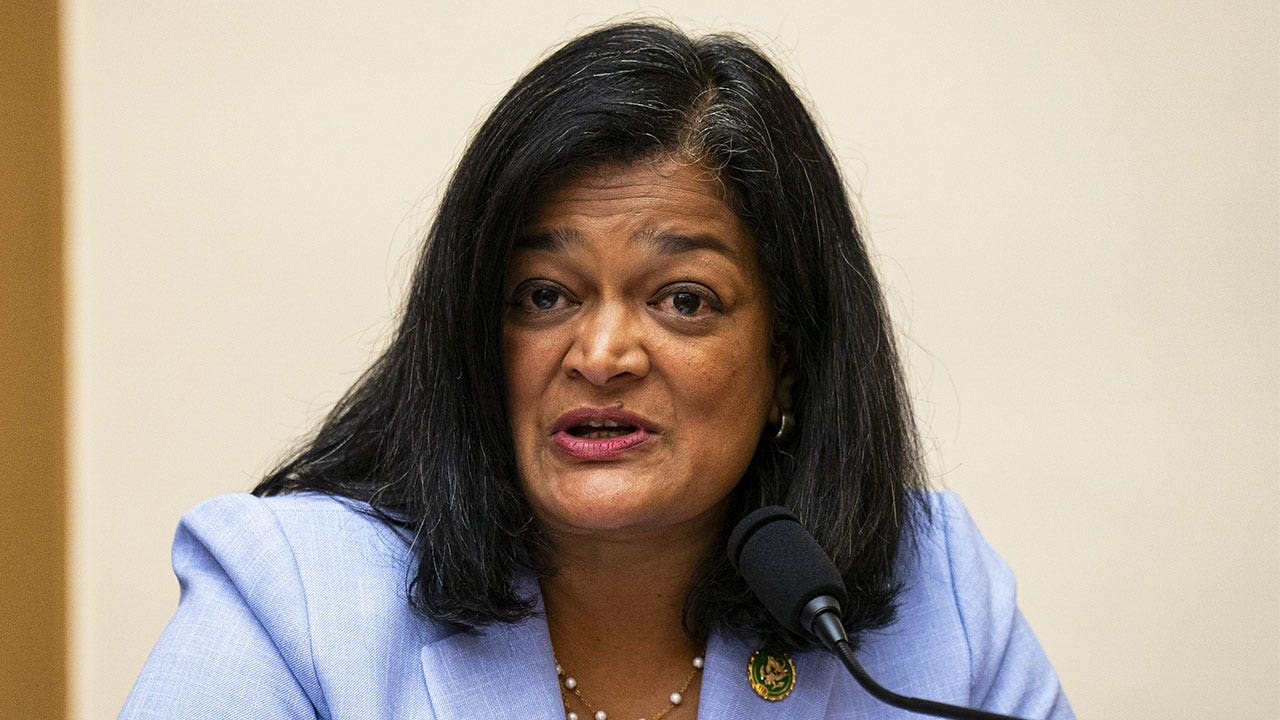 Jayapal critiqué pour avoir demandé aux Américains de « réfléchir à qui a choisi » leur nourriture dans des propos anti-expulsion