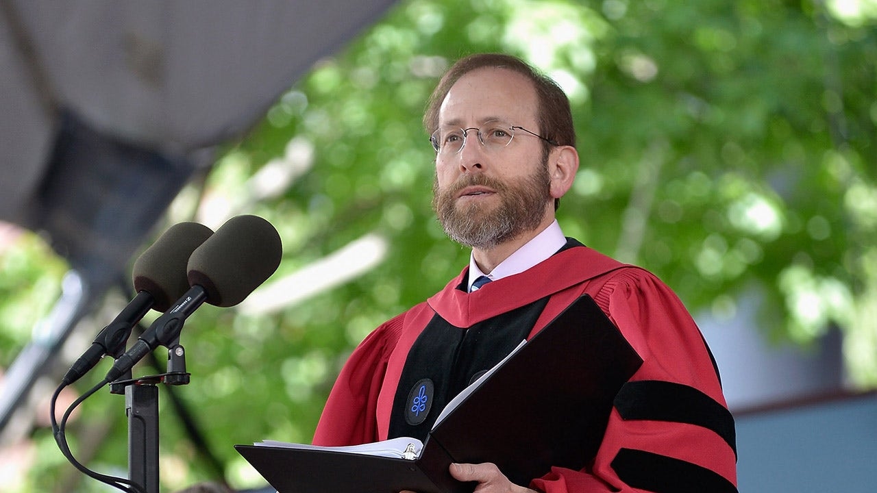 Präsident der Harvard University muss aufgrund der Finanzierungseinfrierung der Trump-Regierung eine Gehaltskürzung von 25 % hinnehmen