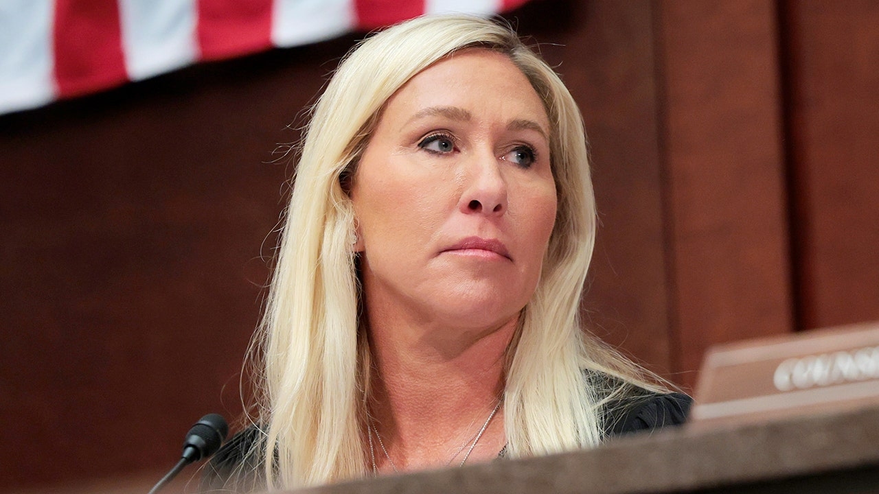 Marjorie Taylor Greene, alliée de Trump, déclare qu'elle ne se présentera pas au Sénat tout en fustigeant les démocrates et ses collègues républicains.