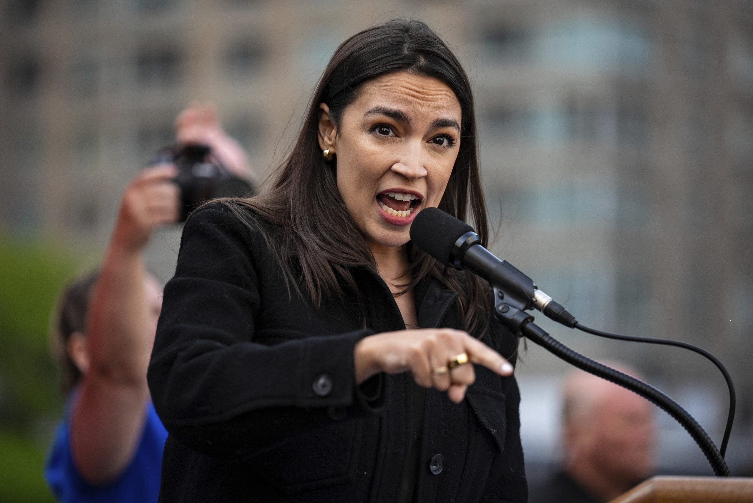 Un asistente histérico al ayuntamiento interrumpe a AOC y grita sobre "genocidio" en Gaza: "¡Eres un mentiroso!"