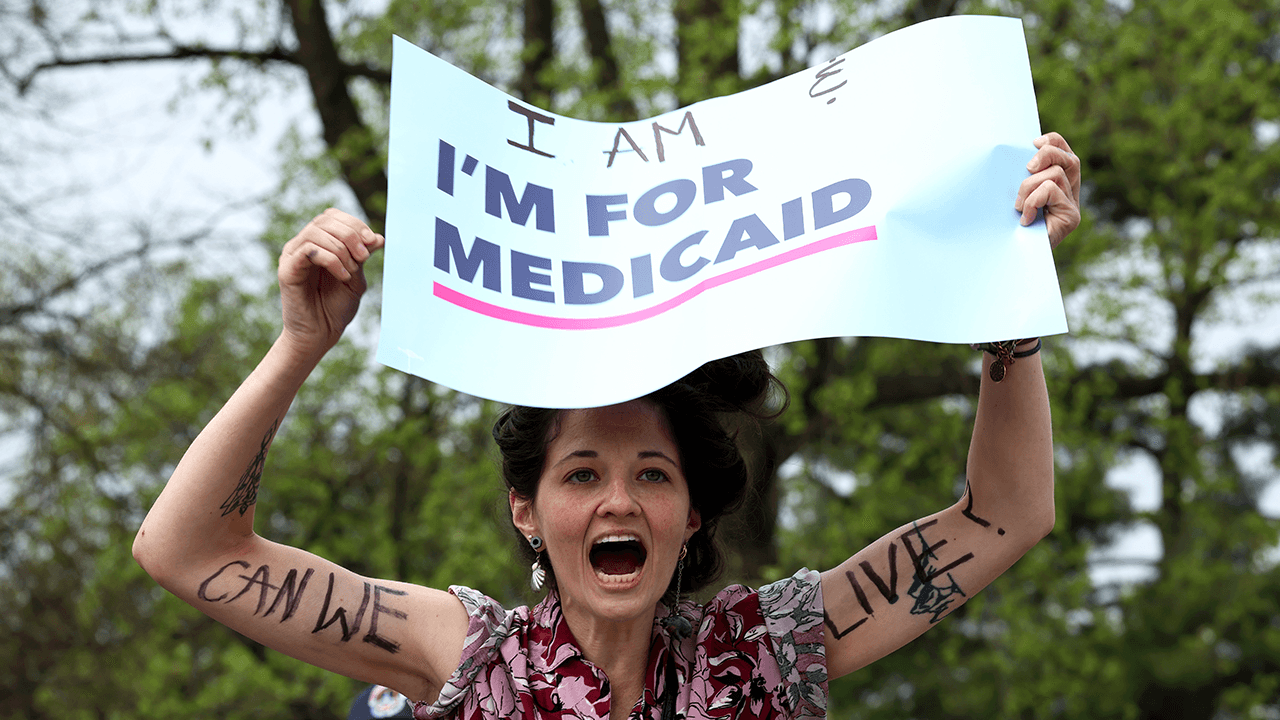El Partido Republicano contraataca la maniobra política del Comité Nacional Demócrata (DNC) dirigida a republicanos vulnerables en la lucha contra Medicaid